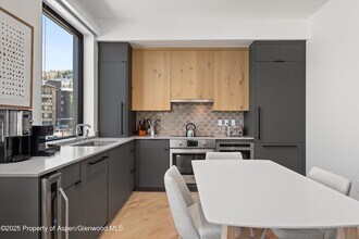 119 Wood Rd, Unit 206 in Snowmass Village, CO - Foto de edificio - Building Photo