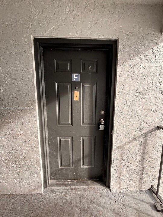 1140 Lake Victoria Dr in West Palm Beach, FL - Building Photo