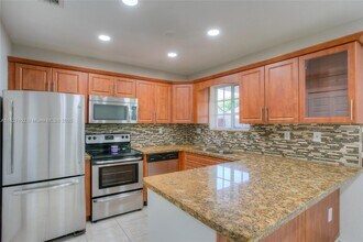 9332 NW 114th Terrace in Hialeah Gardens, FL - Foto de edificio - Building Photo
