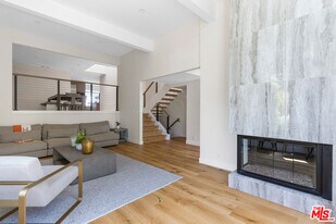 1549 Palisades Dr in Los Angeles, CA - Building Photo