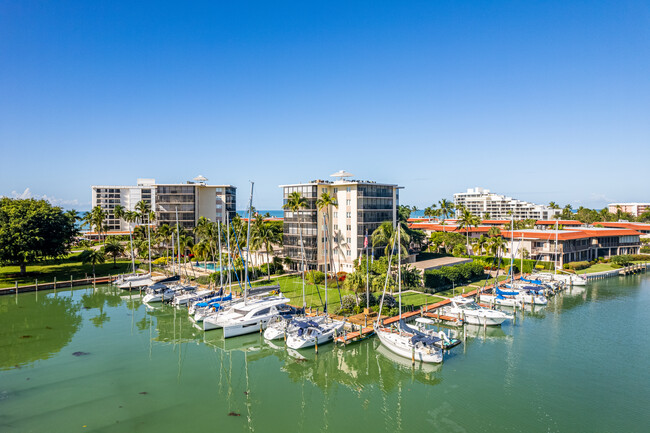 Beacon House Tower in Naples, FL - Foto de edificio - Building Photo