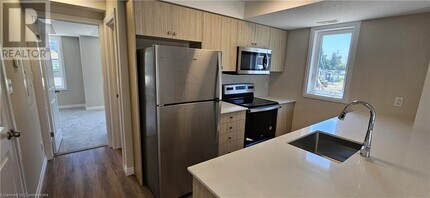 410 Northfield Dr W in Waterloo, ON - Building Photo - Building Photo