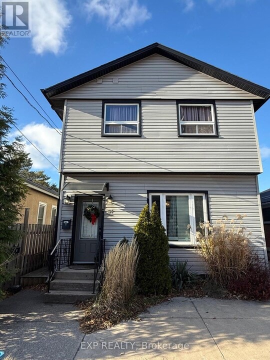 31 Raymond St in St Catharines, ON - Building Photo