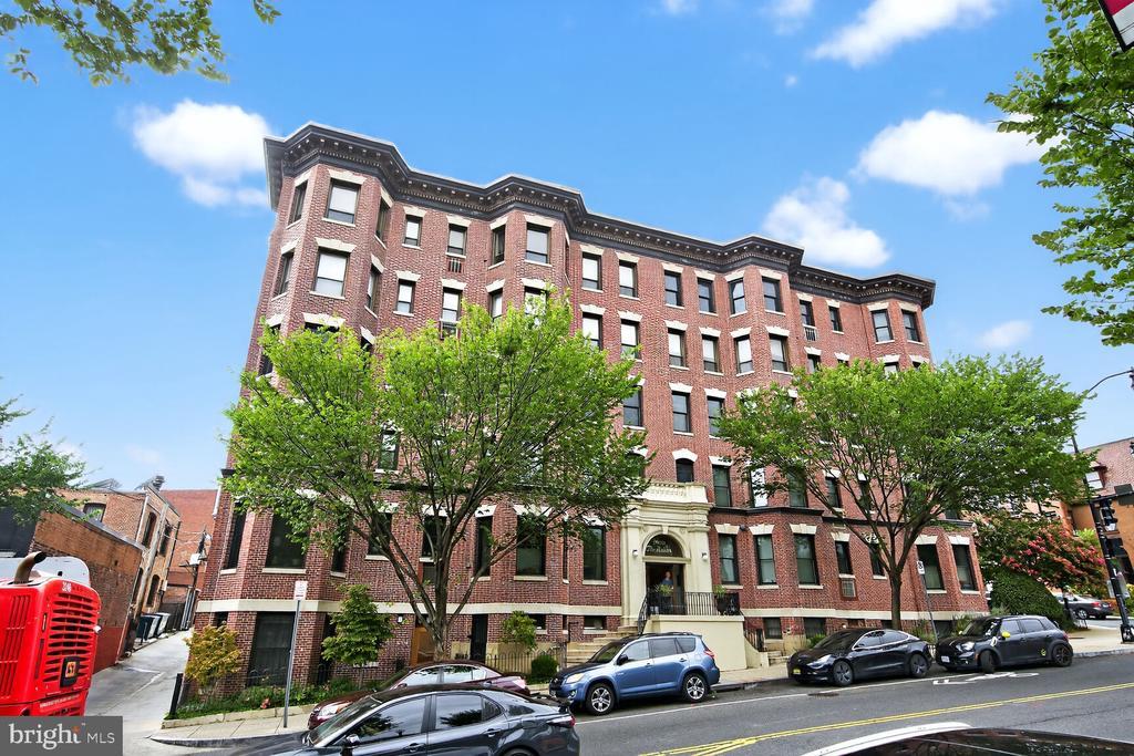 2038 18th St NW in Washington, DC - Building Photo