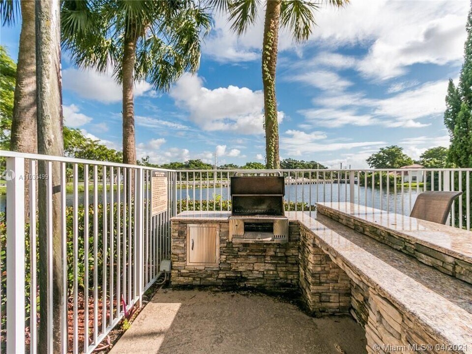 145 SW 96th Terrace in Plantation, FL - Building Photo