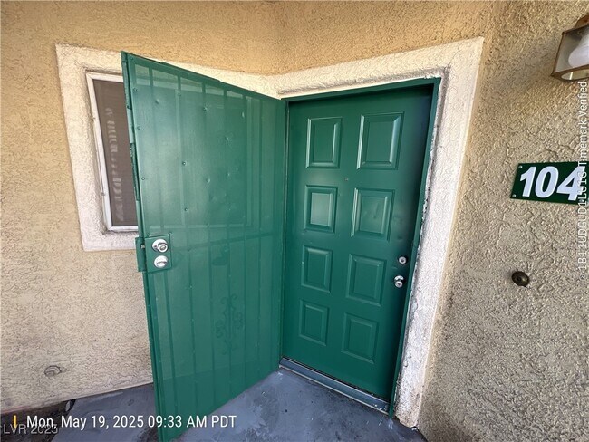1533 Linnbaker Ln in Las Vegas, NV - Building Photo - Building Photo