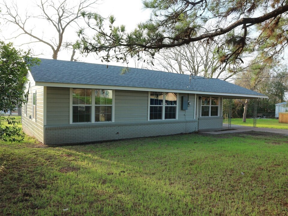 210 Joseph St in Brenham, TX - Building Photo
