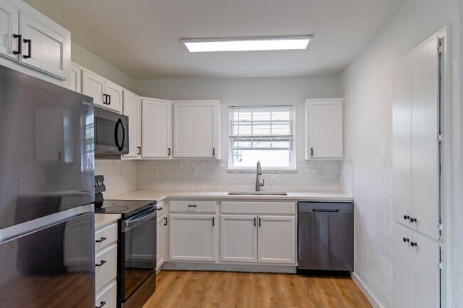 Cameron Villas in Austin, TX - Foto de edificio - Interior Photo
