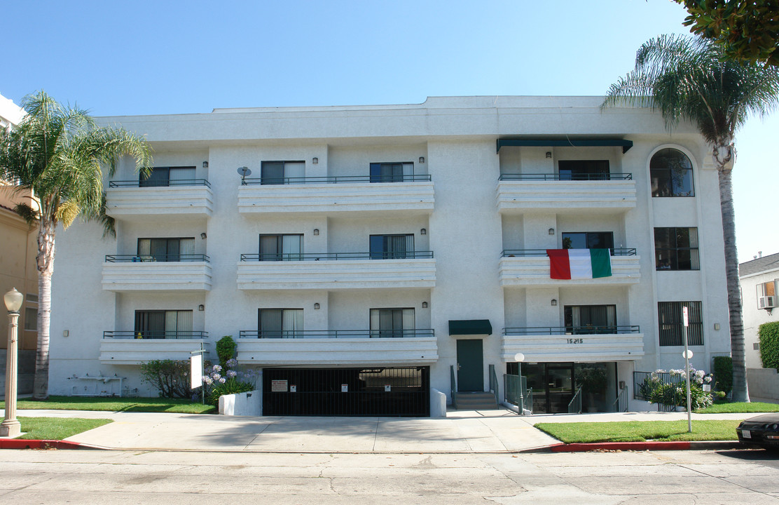 Dickens Court Apartments in Sherman Oaks, CA - Building Photo