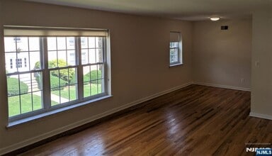 522 Maple Ave in Ridgewood, NJ - Building Photo - Building Photo