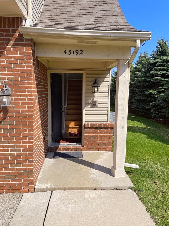 43192 Pendleton Cir in Sterling Heights, MI - Building Photo