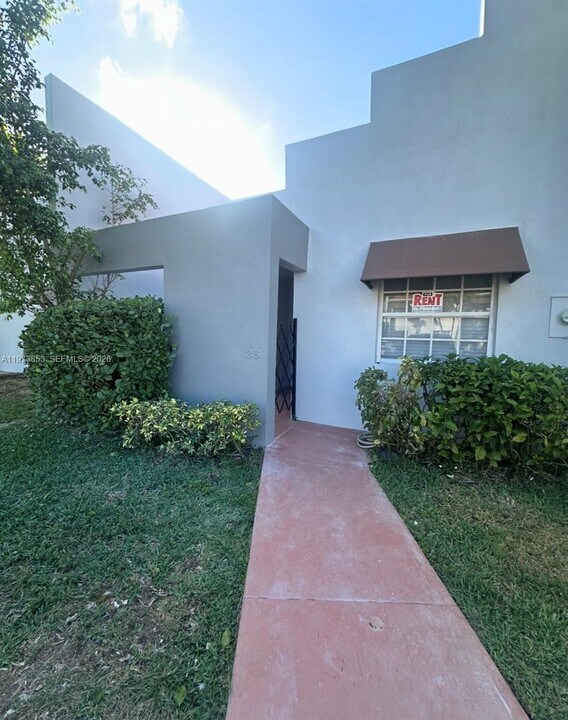 10360 SW 154th Pl in Miami, FL - Building Photo