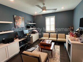 608 Somerset Way in Patterson, CA - Foto de edificio - Building Photo