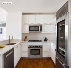 635 W 42nd St in New York, NY - Building Photo - Building Photo