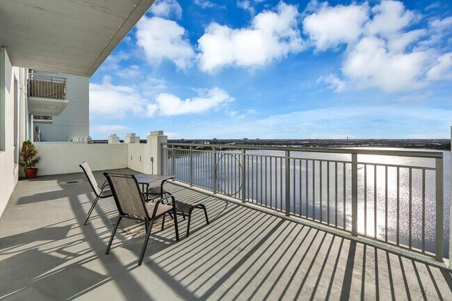 300 S Australian Ave, Unit 1108 in West Palm Beach, FL - Foto de edificio - Building Photo