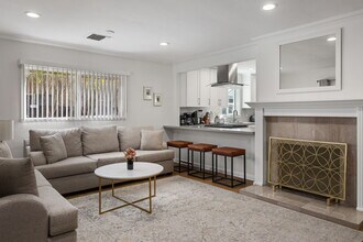 22335 Kittridge St in Canoga Park, CA - Foto de edificio - Building Photo