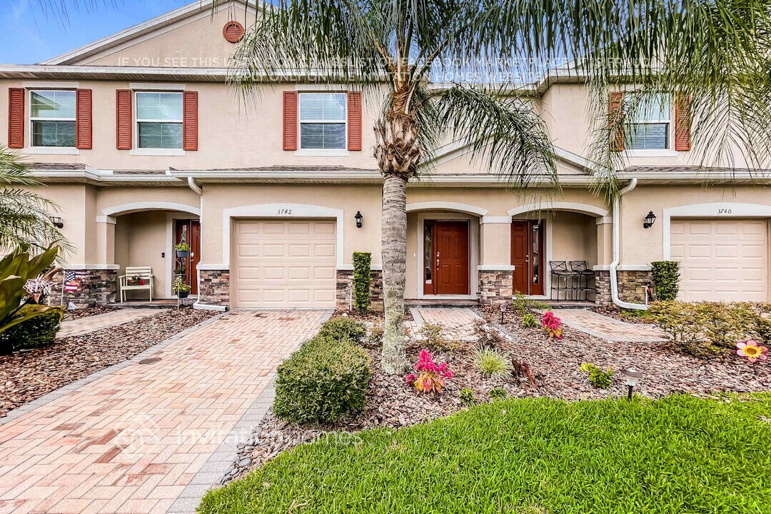 3742 Silverlake Way in Wesley Chapel, FL - Foto de edificio