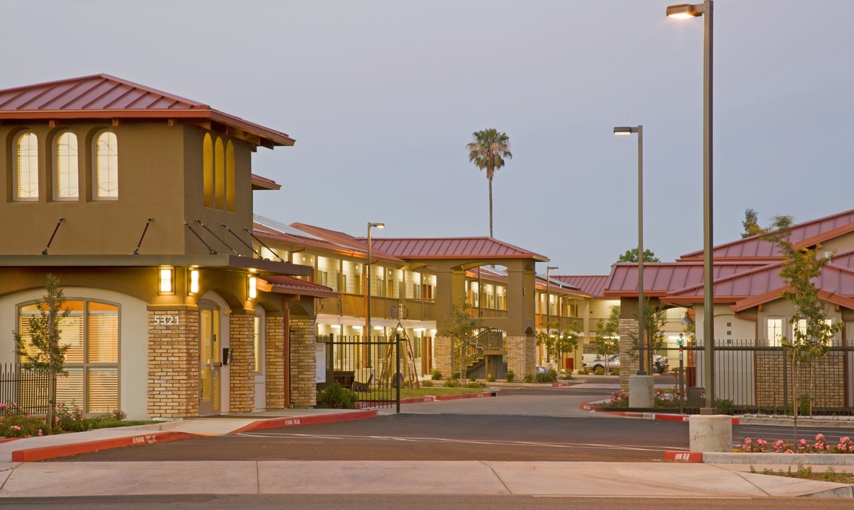 Boulevard Court in Sacramento, CA - Building Photo