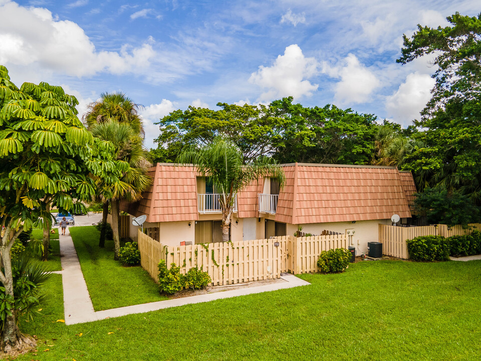 Waterside Luxury Townhomes in West Palm Beach, FL - Building Photo