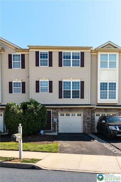 2512 Gila Dr in Easton, PA - Foto de edificio