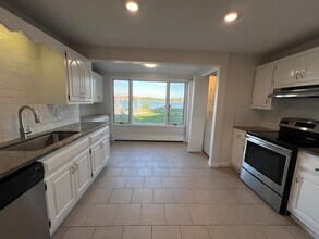 320 Weed Ave in Stamford, CT - Building Photo - Building Photo