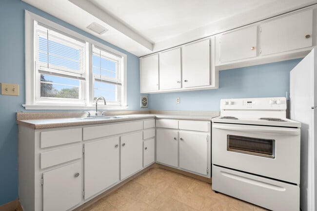 334 Park Ave, Unit C in East Hartford, CT - Foto de edificio - Building Photo