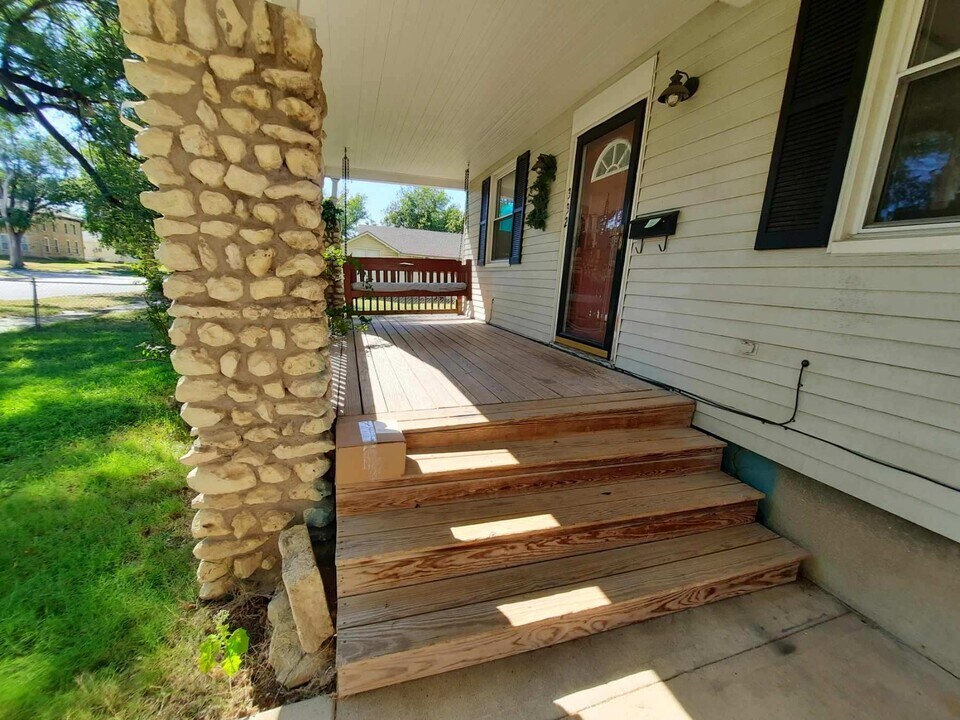 332 W 5th St in Junction City, KS - Building Photo