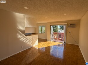 17082 Chatsworth St in Granada Hills, CA - Building Photo - Building Photo
