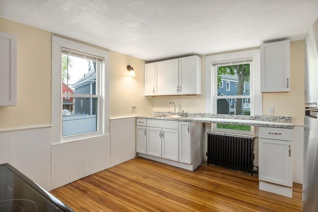 216 Bartlett St in Portsmouth, NH - Building Photo - Building Photo