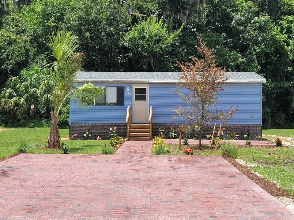 4060 Northwest 40th Terrace in Lake Panasoffkee, FL - Building Photo