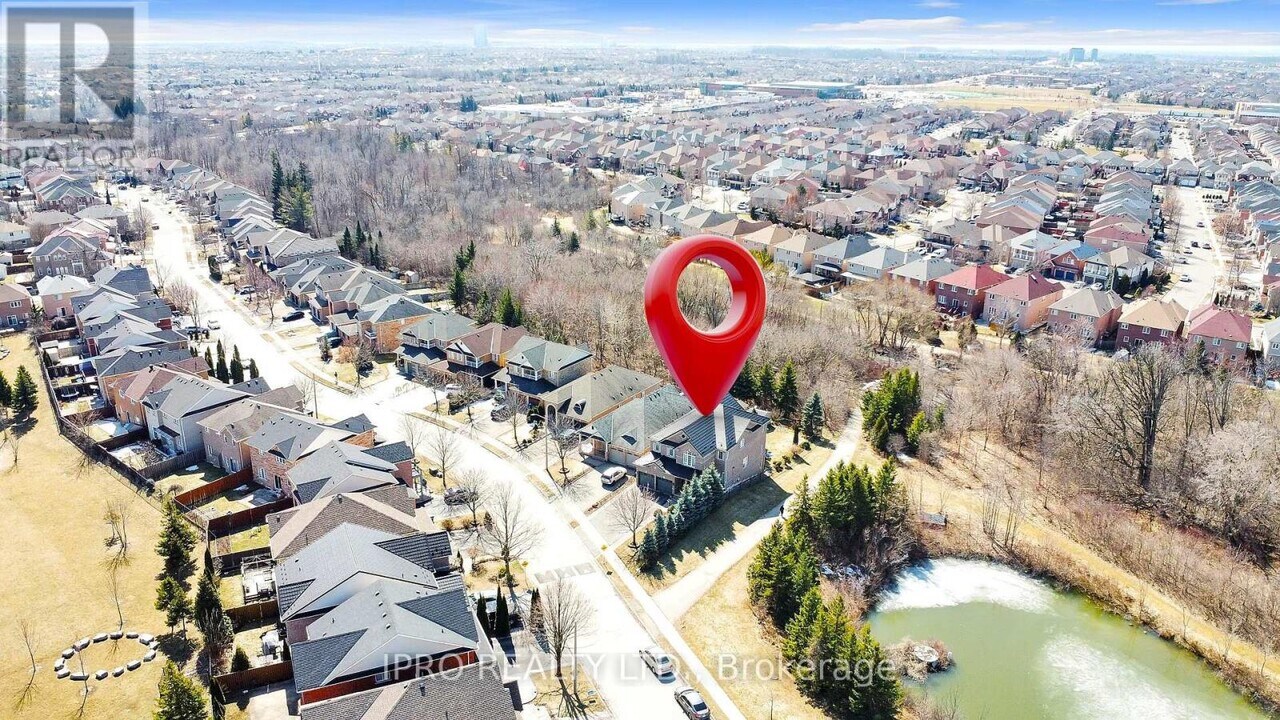 26 Beavervalley Dr in Brampton, ON - Building Photo