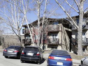Beryl's Manor in Calgary, AB - Building Photo - Building Photo