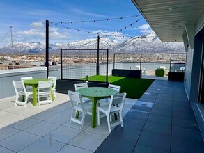 Skyline Peaks in Draper, UT - Foto de edificio - Building Photo