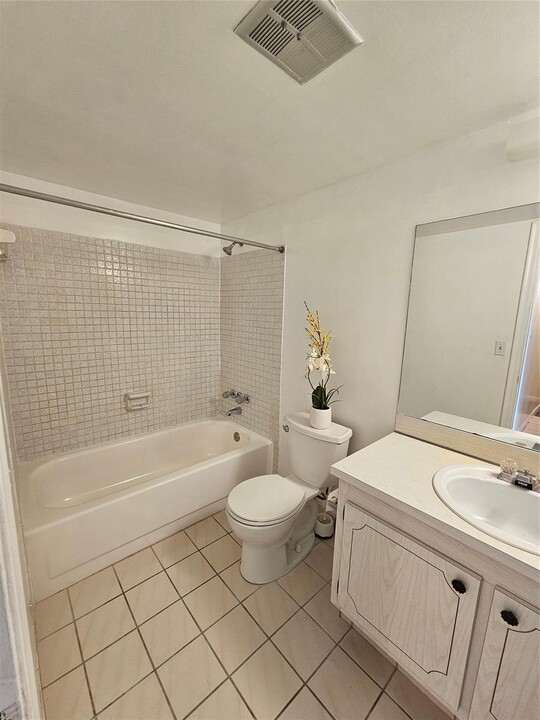 7569 W Sunrise Blvd, Unit 1 in Plantation, FL - Building Photo