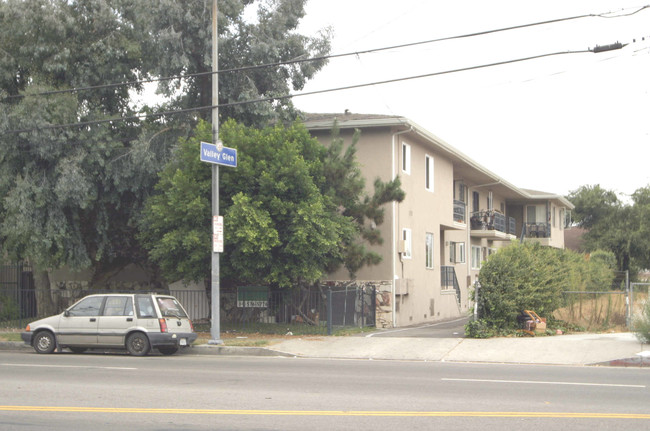 12921 Oxnard St in Los Angeles, CA - Building Photo - Building Photo