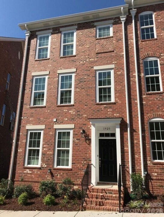 1923 Winpole Ln in Charlotte, NC - Building Photo