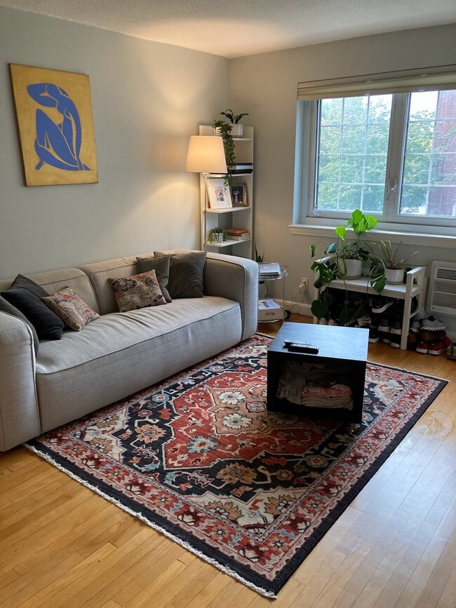 32 Saint Paul St, Unit 4 in Brookline, MA - Foto de edificio - Building Photo