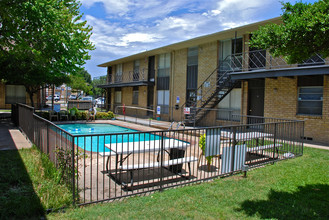 Allandell Apartments in Garland, TX - Foto de edificio - Building Photo