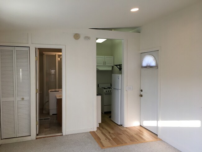 1052 Sylvan Dr in San Carlos, CA - Building Photo - Building Photo