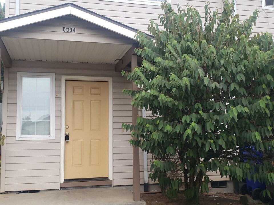 6034 SE 122nd Ave in Portland, OR - Foto de edificio