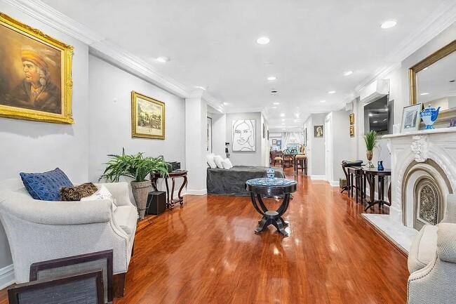 163 E 71st St, Unit 1C in New York, NY - Foto de edificio - Building Photo