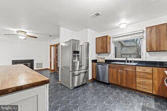 7005 Brookington Ct in Alexandria, VA - Building Photo - Building Photo