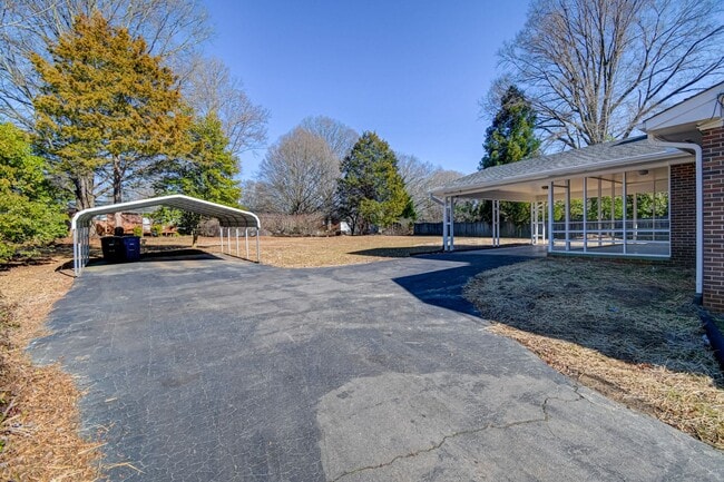 1465 Brookwood Dr in Winston-Salem, NC - Building Photo - Building Photo