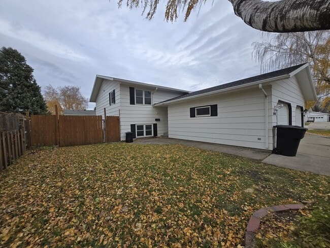 5011 4th Ave N in Grand Forks, ND - Building Photo - Building Photo
