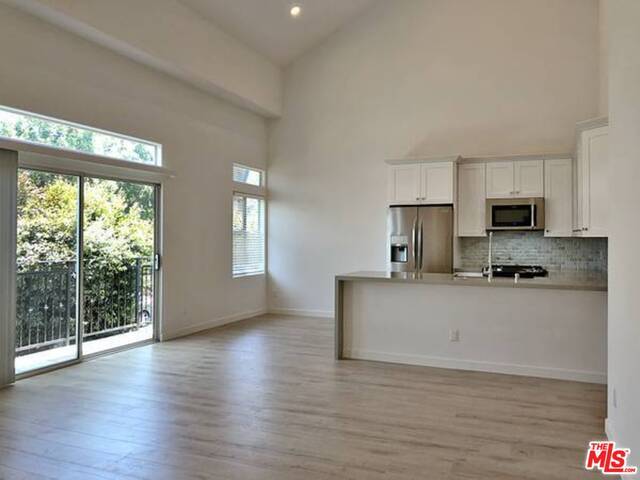 10560 Santa Monica Blvd-Unit -7 in Los Angeles, CA - Building Photo - Building Photo