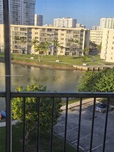 2903 Point E Dr in Aventura, FL - Foto de edificio - Building Photo