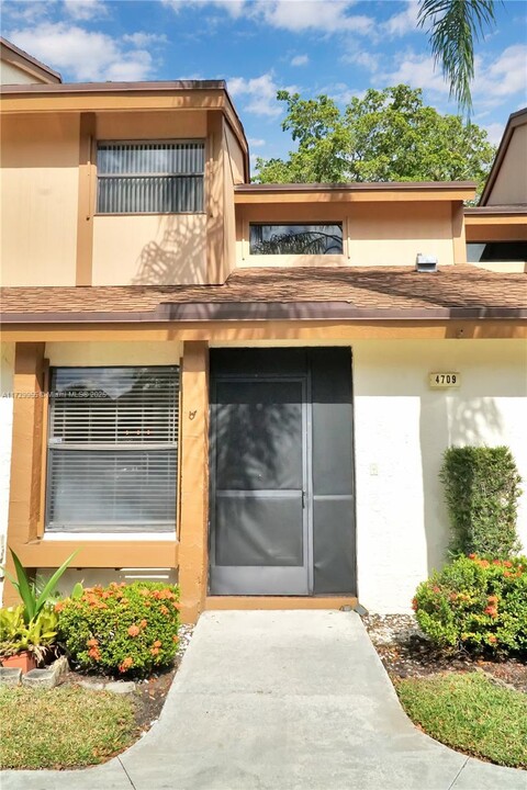 4709 NW 30th St in Coconut Creek, FL - Building Photo