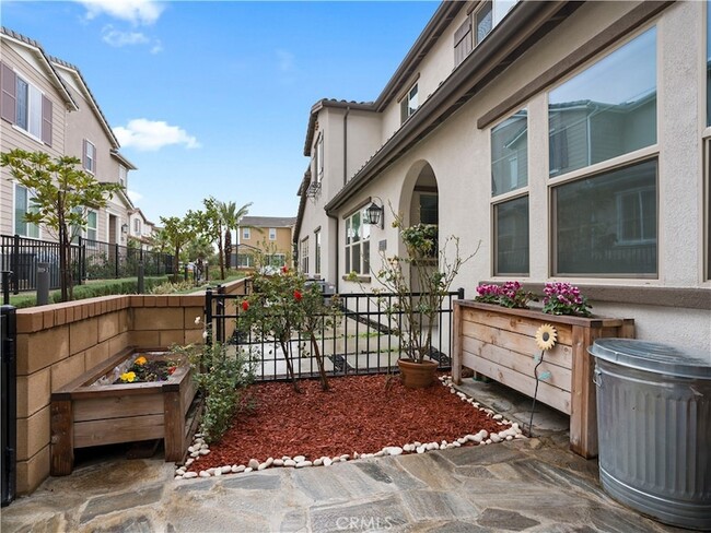 5628 Kate Way in Fontana, CA - Foto de edificio - Building Photo