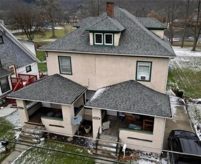 property at 1112 Oak St