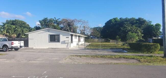 2932 NW 59th St-Unit -4 in Miami, FL - Building Photo - Building Photo